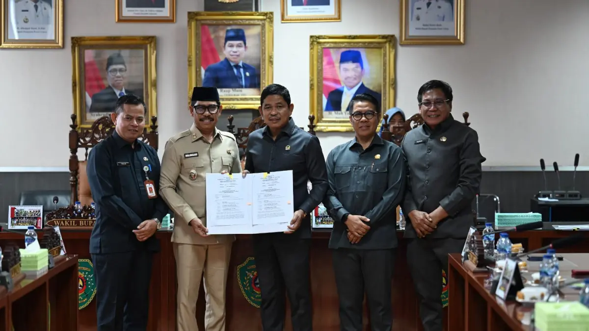 SEPAKAT: Pemkab dan DPRD PPU menandatangani nota kesepahaman tentang perubahan KUA-PPAS 2026 yang dihelat di Ruang Rapat Nusantara II di Lantai 3 Gedung DPRD PPU, Jumat (25/9/2026). IST/KP