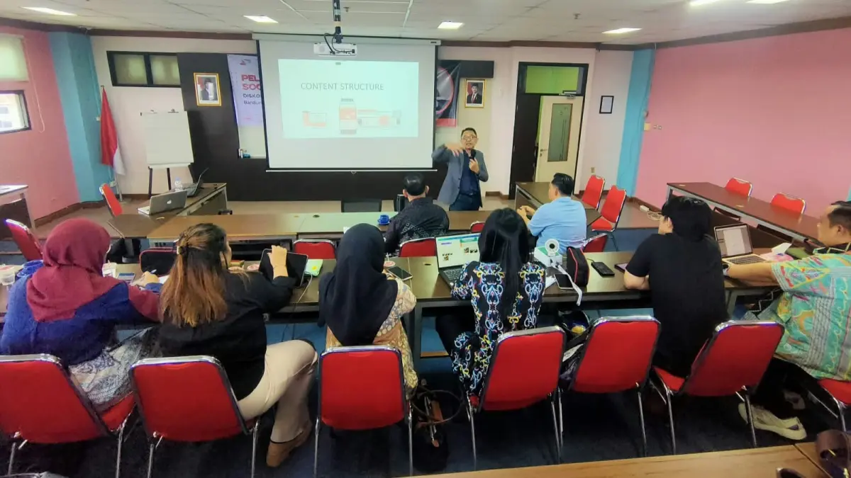 SIMAK MATERI: Peserta Bimtek Diskominfo Kutai Barat mendengarkan materi analisis media sosial dari praktisi PT Telkom Prima Cipta Certifia