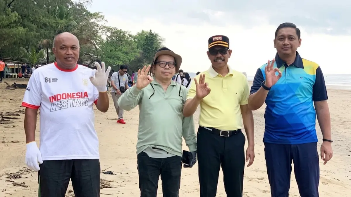 BERSIH PANTAI: Wakil Bupati PPU, Abdul Waris Muin (dua kanan) bersama Kepala DLH PPU, Muhammad Sukadi Kuncoro (kiri), Kepala Disbudpar PPU, Safwana (dua kiri) dan Kepala Bidang Pengelolaan Sampah, Limbah B3, dan Peningkatan Kapasitas (PSLB3) saat bersih-bersih sampah Pantai Tanjung Jumlai, Penajam.(IST)