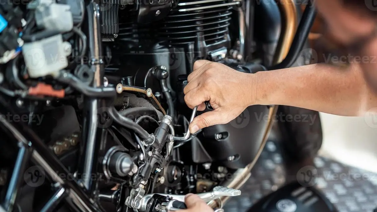Ilustrasi perbaikan mesin atau aki pada motor.