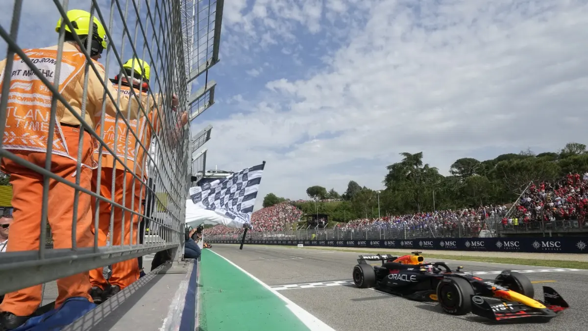 Max Verstappen melintasi garis finis untuk memenangi GP Emilia-Romagna 2024 di Sirkuit Imola, Italia. (LUCA BRUNO/AFP)