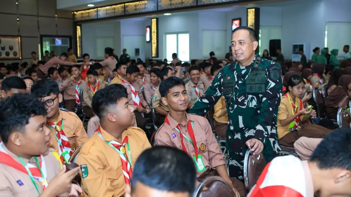 Mayjen Krido Pramono saat memberi pembekalan materi kepemimpinan dan wawasan kebangsaan kepada peserta LDKS di Aula Makodam VI/Mulawarman, Sabtu (26/9).