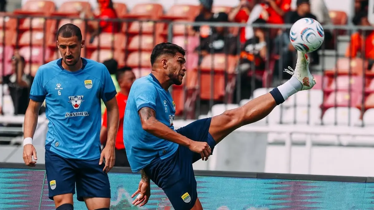 Para pemain Persib Bandung harus solid menghadapi padatnya jadwal pertandingan bulan Oktober 2026. (Foto: Persib Bandung)