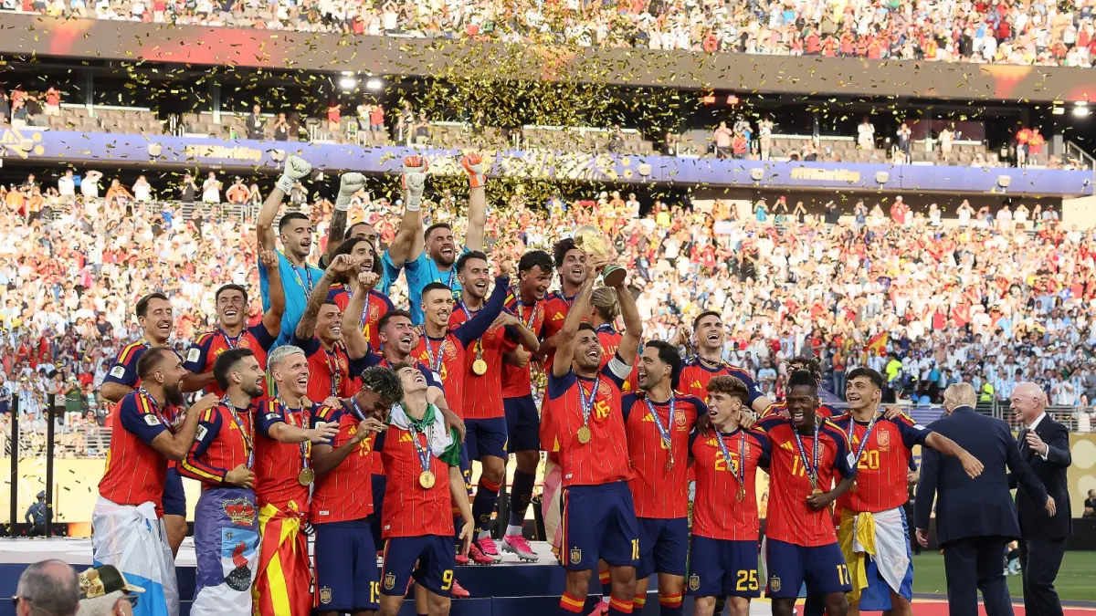 Pemain Spanyol merayakan juara Piala Dunia 2026 di MetLife Stadium, East Rutherford, AS (20/7). Salah seorang pemain menyumbangkan hadiah juaranya kepada staf RFEF. (ODD ANDERSEN/AFP)