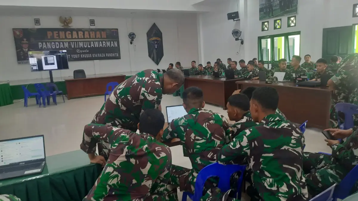 Pussimpur Kodiklatad bekali prajurit Yonif 614/RJP aplikasi Simpur. (FOTO KODAM VI/MULAWARMAN)