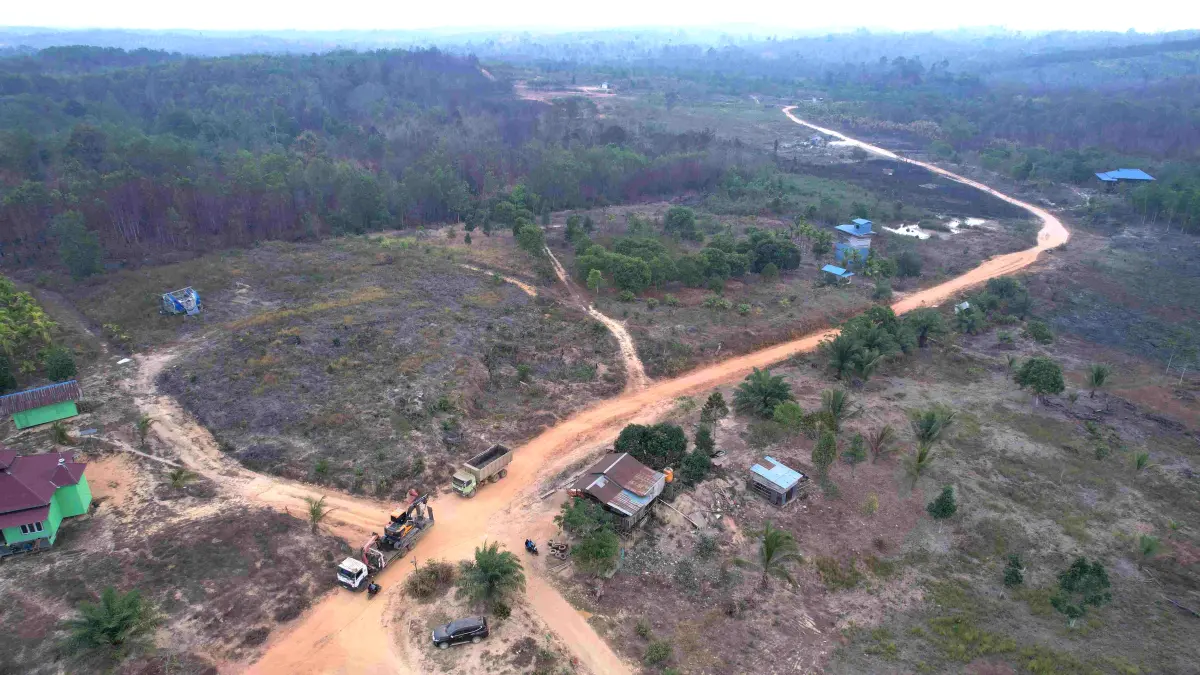 Terlihat adanya pembukaan lahan dan bangunan lilar di Bukit Tengkorak, yang masuk wilayah IKN. (FOTO FUAD MUHAMMAD/KP)