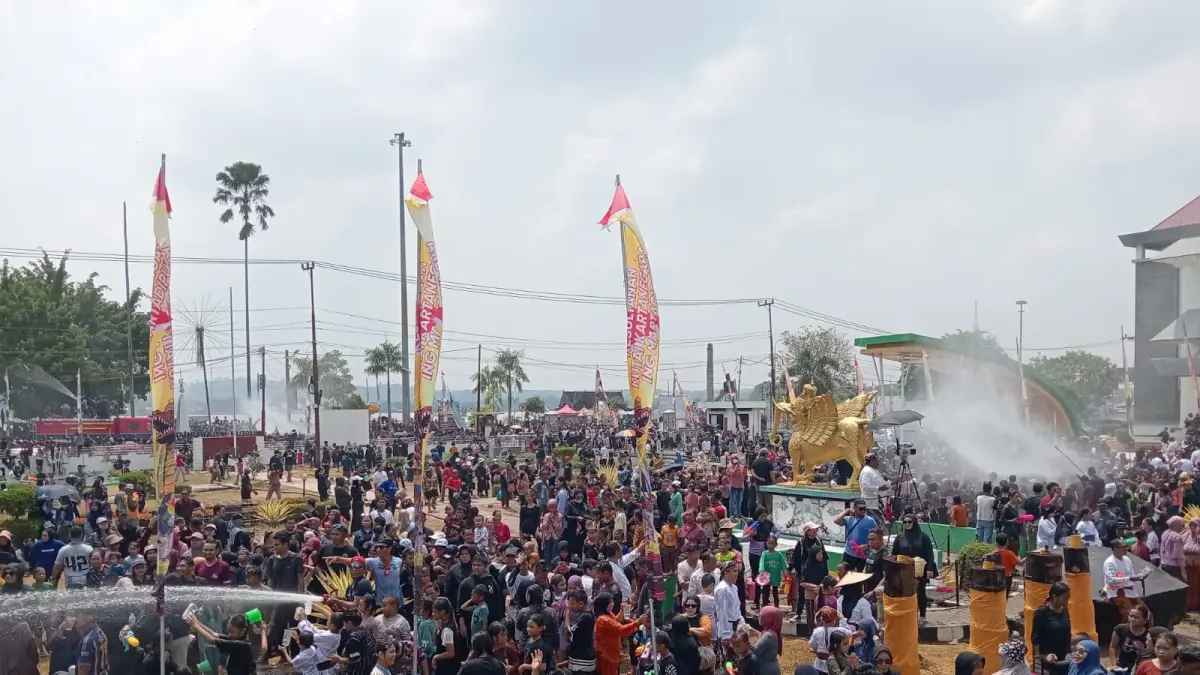 BELIMBUR: Suasana semarak menyelimuti sudut Kota Raja saat masyarakat saling menyiram air dengan penuh suka.