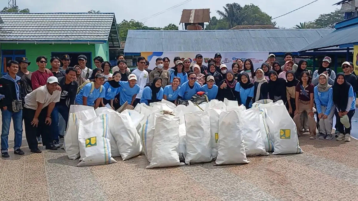 BERSIH-BERSIH: Partisipan World Cleanup Day memungut sampah di Kelurahan Sungai Kapih Kota Samarinda pada puncak Hari Bersih-Bersih Sedunia 26 September 2026. (Nasya/KP)