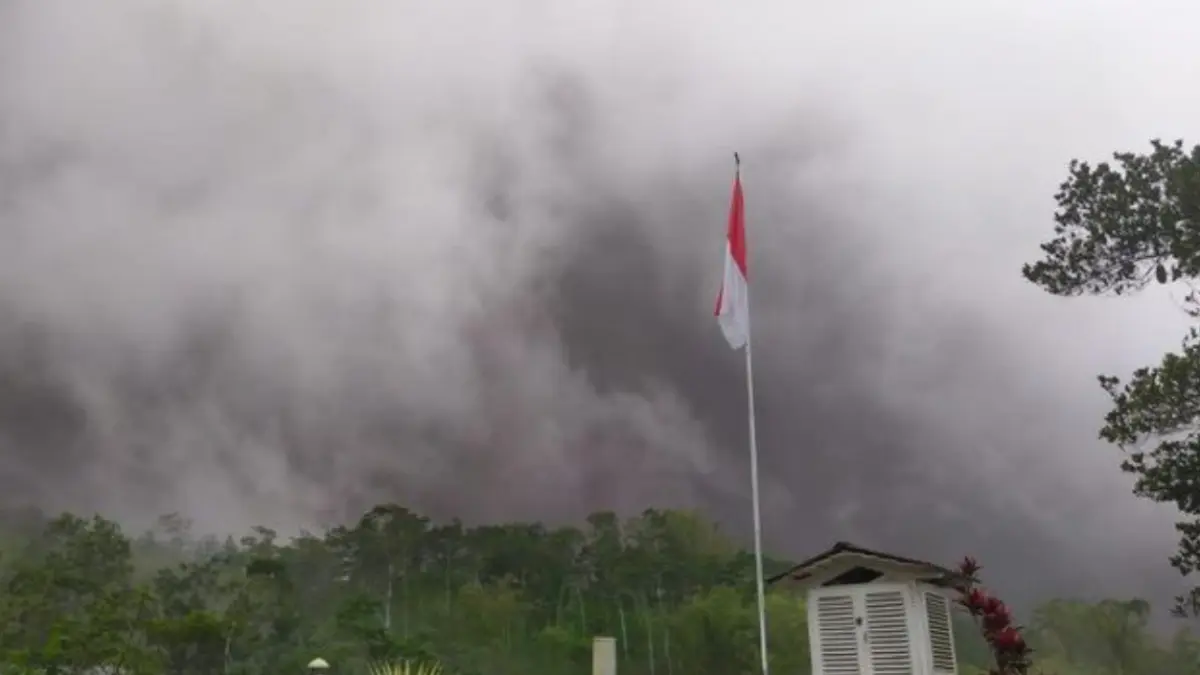 Gunung Merapi mengeluarkan awan panas guguran ke arah Kali Boyong, Sleman. (FOTO: IST)