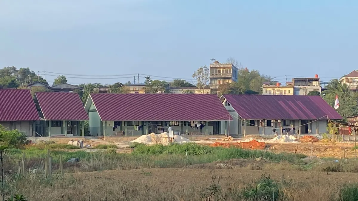 MASIH PROSES: Pembangunan SMP 7 Bontang di Lokasi yang baru terus dikerjakan oleh kontraktor. (ADIEL KUNDHARA/KP)