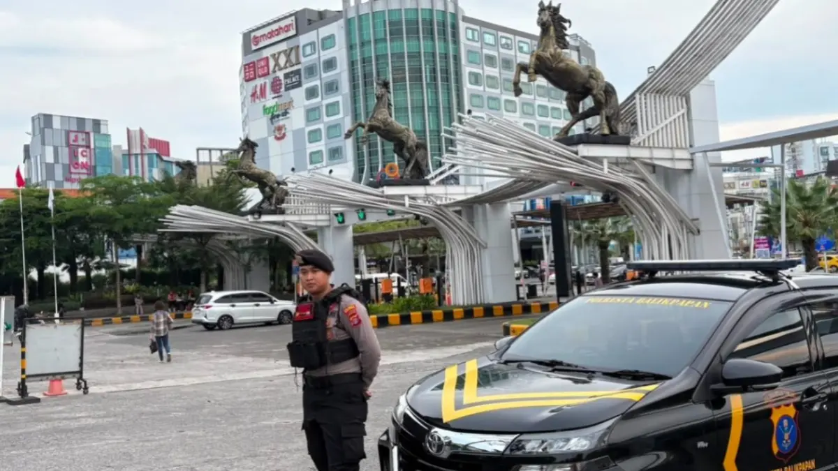 PANTAU: Personel Polresta Balikpapan dikerahkan pantau aktivitas tempat berkumpulnya masyarakat pada momen libur akhir pekan.