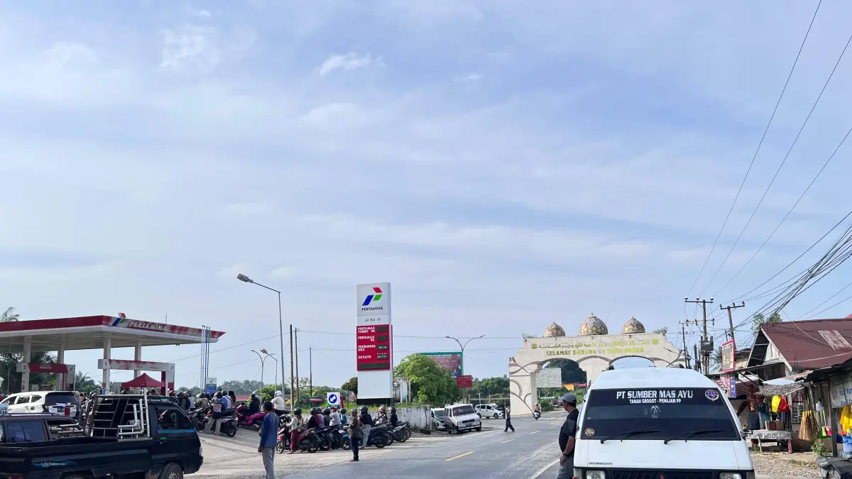 Pembelian BBM subsidi jenis Pertalite di Kabupaten Paser selalu terjadi antren panjang. (Najib/KP)