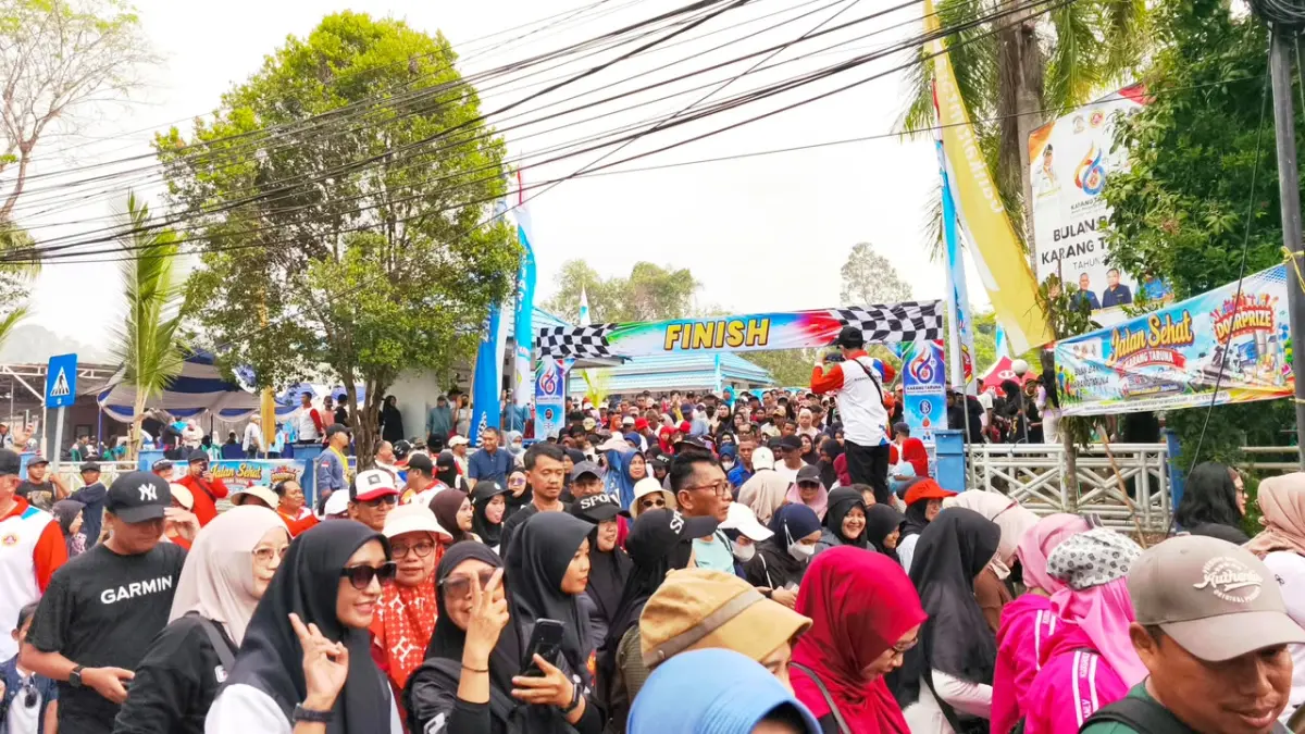 Ribuan peserta Jalan Sehat HUT ke-66 Karang Taruna antusias mengikuti acara. (FOTO NURON/KP)