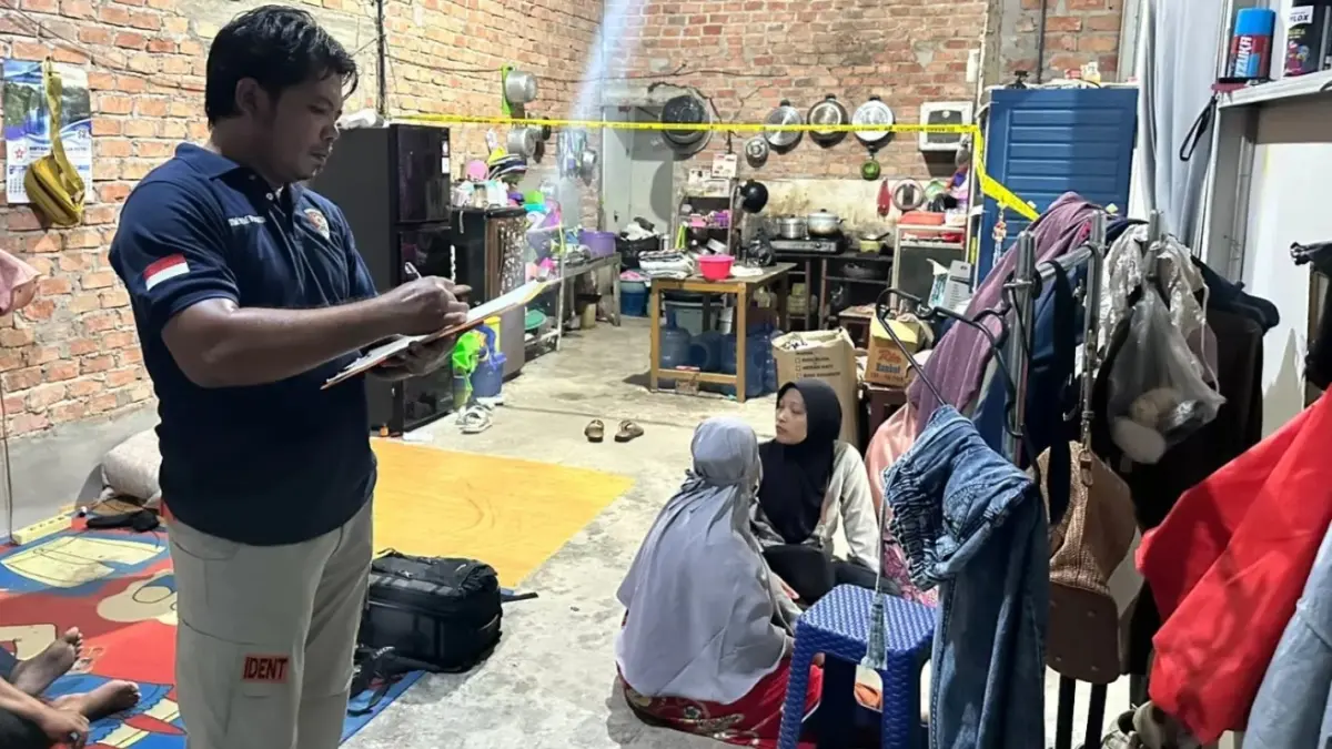TEWAS: Petugas Inafis Satreskrim Polresta Balikpapan memeriksa lokasi tewasnya siswi SMP di rumahnya.