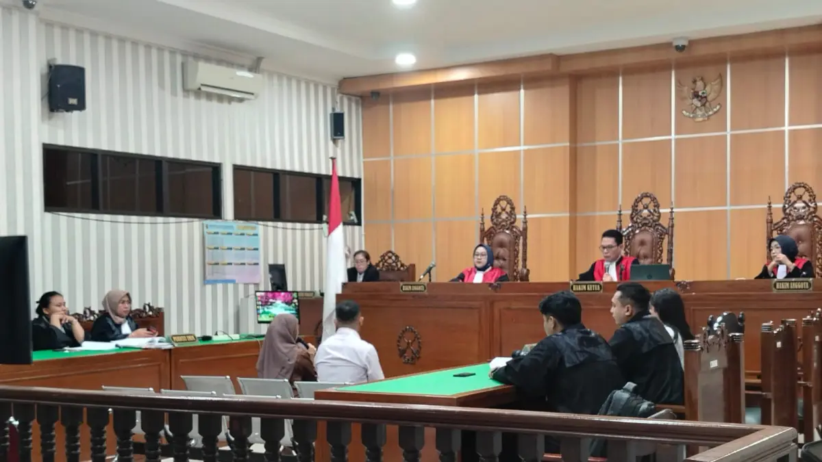 Majelis hakim mendengarkan kesaksian Budi Nurcahyo dan Helda Ernika terkait dugaan aliran dana senilai Rp600 juta serta modus operandi terdakwa Eva Febriani Sulistiani yang merugikan keuangan negara hingga Rp1,2 miliar. (Foto: Bayu Rolles / Kaltim Post)