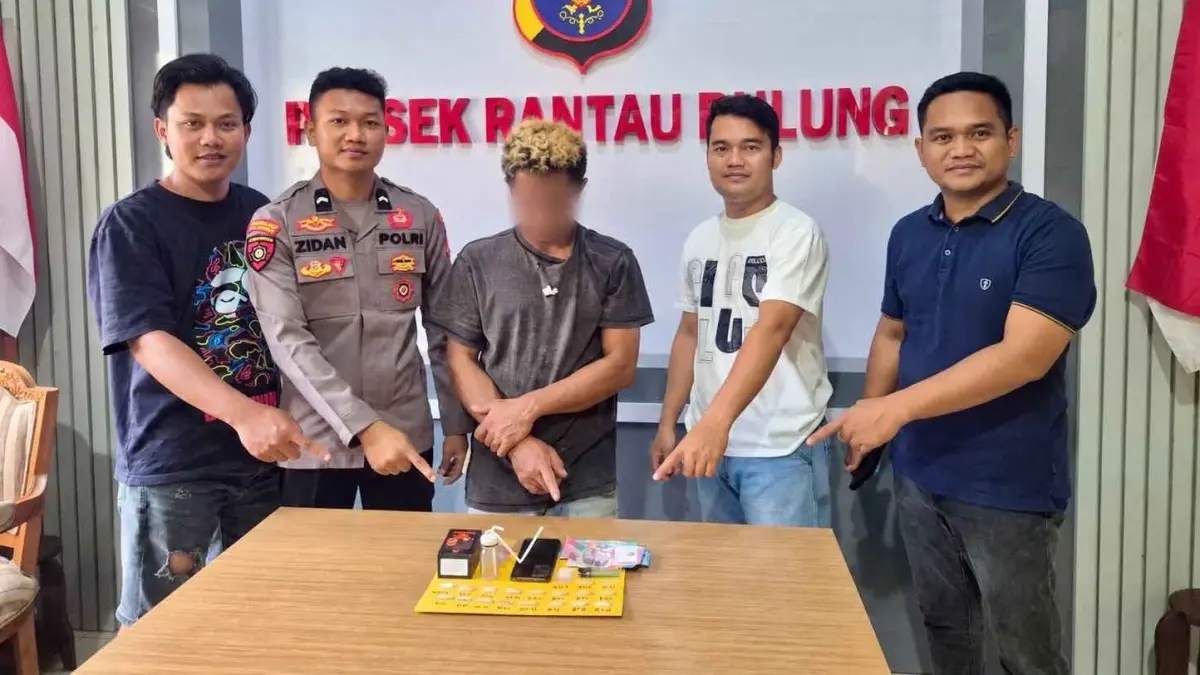 AA (tengah) yang diamankan personel Polsek Rantau Pulung, Kutim.