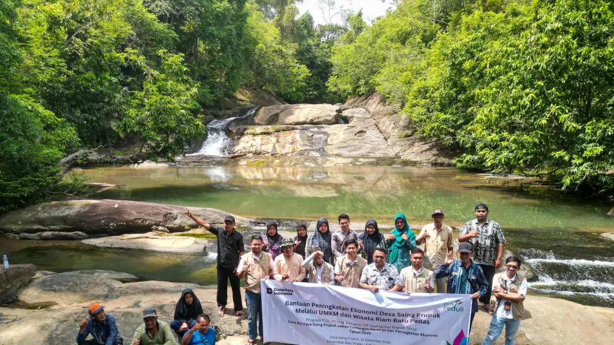 DESTINASI WISATA DESA: Perwakilan PLN UIP KLT bersama masyarakat di Wisata Riam Batu Padas, Desa Saing Prupuk.