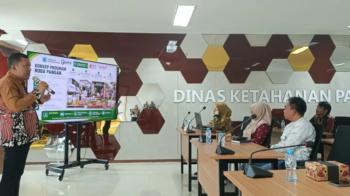 Kepala DKP Paser M. Arfah saat menyosialisasikan program Roda Pangan kepada mitra pangan Bulog.