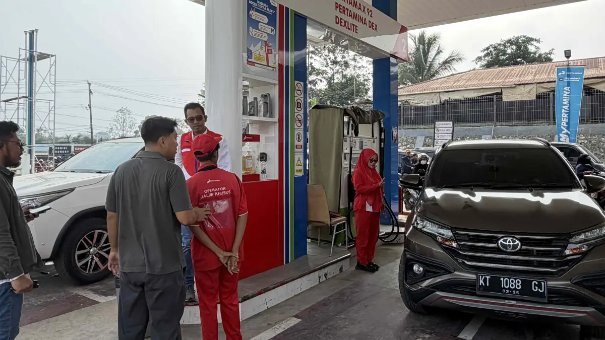 Pengisian BBM bersubsidi menggunakan jeriken di SPBU diberlakukan SOP yang ketat. (FOTO IZZA/BP)