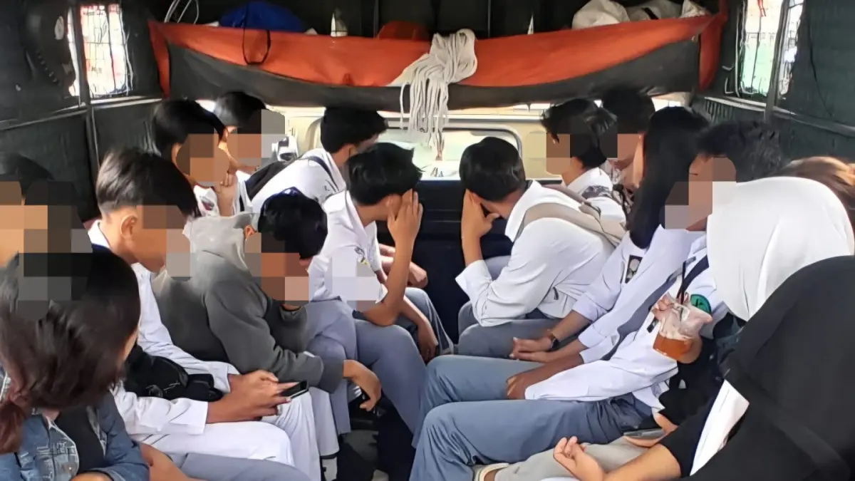 PERINGATAN: Para pelajar ini terjaring operasi penertiban oleh petugas Satpol PP sekitar pukul 09.00 Wita kemarin. (IST)