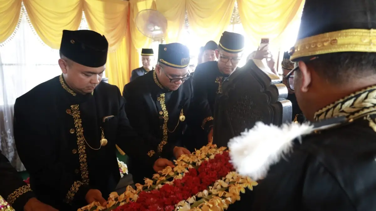 TIDAK LUPA SEJARAH: Bupati Kukar Aulia Rahman Basri bersama unsur FKPD melakukan ziarah.