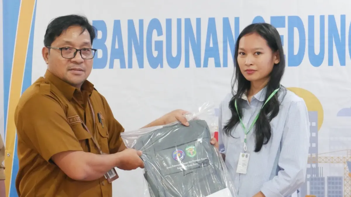 Kepala Bidang Bina Konstruksi Dinas PUPR Kubar, Hironimus Stepen menyerahkan peralatan kepada peserta pembekalan dan sertifikasi mandor secara simbolis. (IST)