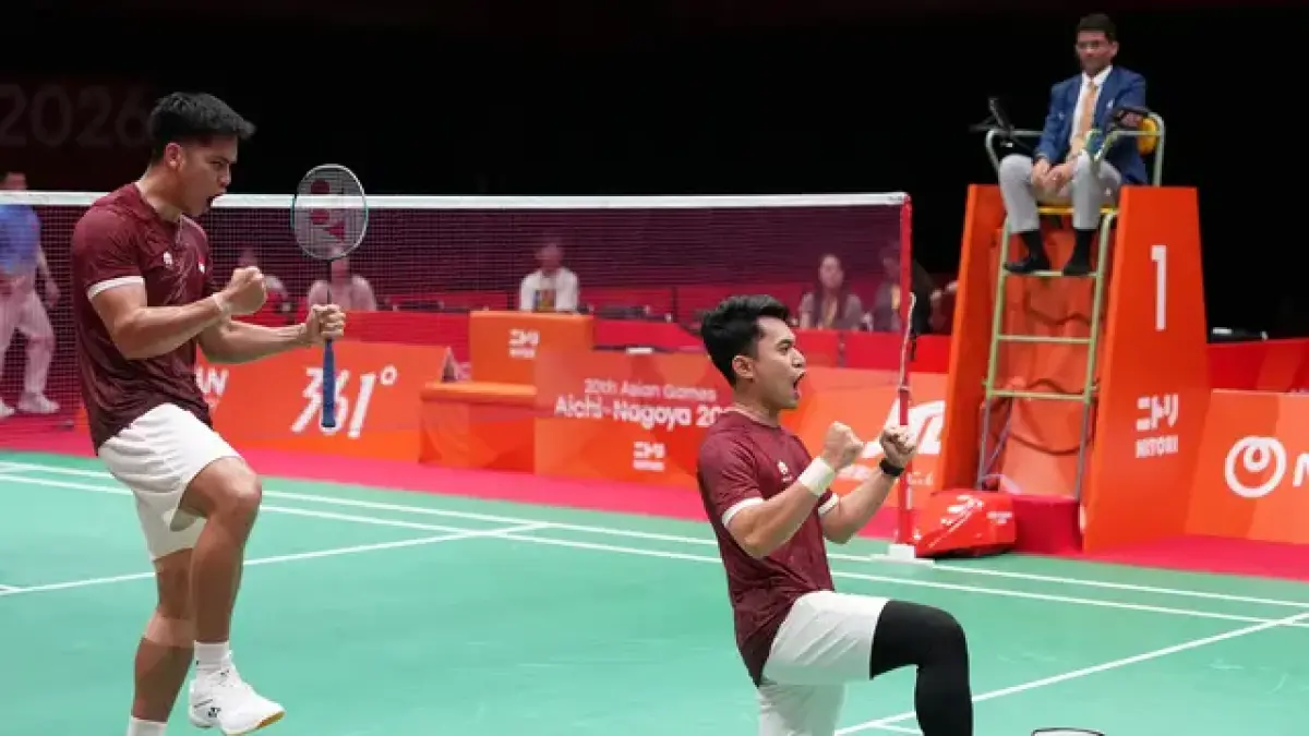 Leo Rolly Carnando/Daniel Marthin merayakan kemenangan setelah meraih medali emas ganda putra Asian Games 2026. (AP Photo)
