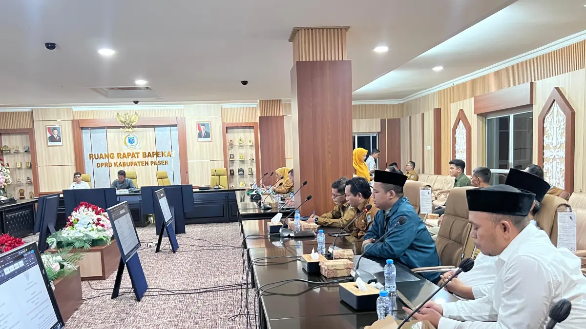 Pansus II DPRD Paser membahas Raperda tentang Pengendalian dan Pengawasan Minuman Beralkohol, Senin (28/9/2026). (M NAJIB/KALTIM POST)