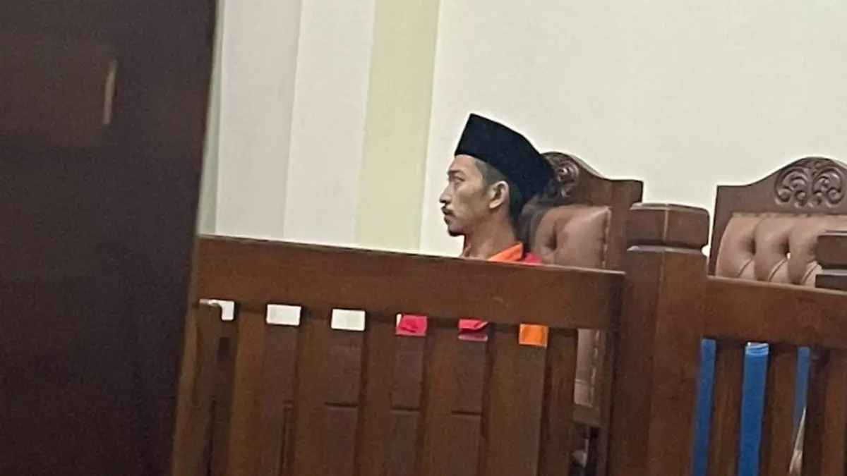 Terdakwa RA mendengarkan keterangan saksi dalam persidangan perkara dugaan penggelapan komponen komputer di PN Balikpapan.