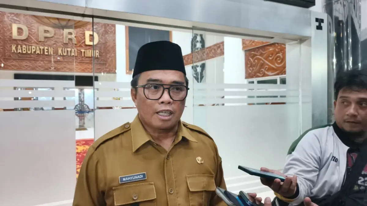 Wakil Bupati Kutim Mahyunadi memberikan keterangan kepada awak media terkait batalnya Rapat Paripurna P-APBD 2026 di Gedung DPRD Kutim, Senin (28/9) malam. (JUFRIADI/KALTIM POST)