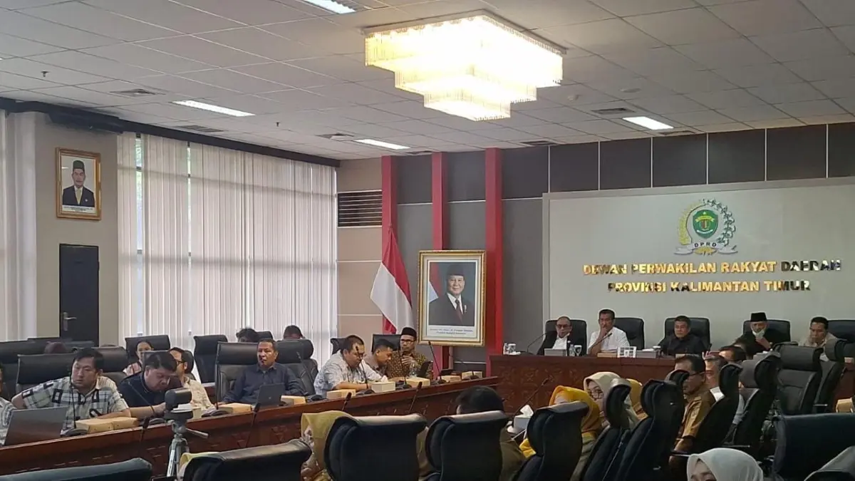Rapat Dengar Pendapat di Gedung DPRD Kaltim, Samarinda, Selasa (29/9). Komisi IV menegaskan forum RDP sengaja dibatasi hanya untuk memfasilitasi kelanjutan mediasi dan kepastian pembayaran kompensasi dari dr. MF kepada keluarga pasien pascatemuan kawat guidewire yang tertinggal dalam tindakan Cath Lab di RSUD AWS.