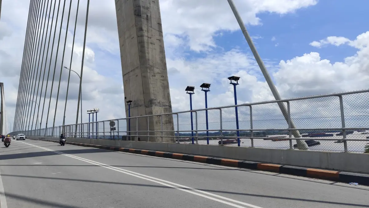 BERTAHAP: Dishub Samarinda telah memulai pemasangan sejumlah PJU di ruas jalan Jembatan Achmad Amins Kecamatan Sambutan, Rabu (30/9).