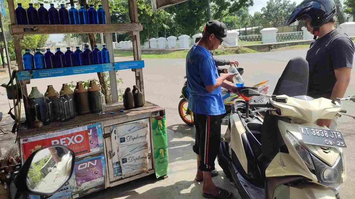 Ilustrasi penjual BBM eceran.