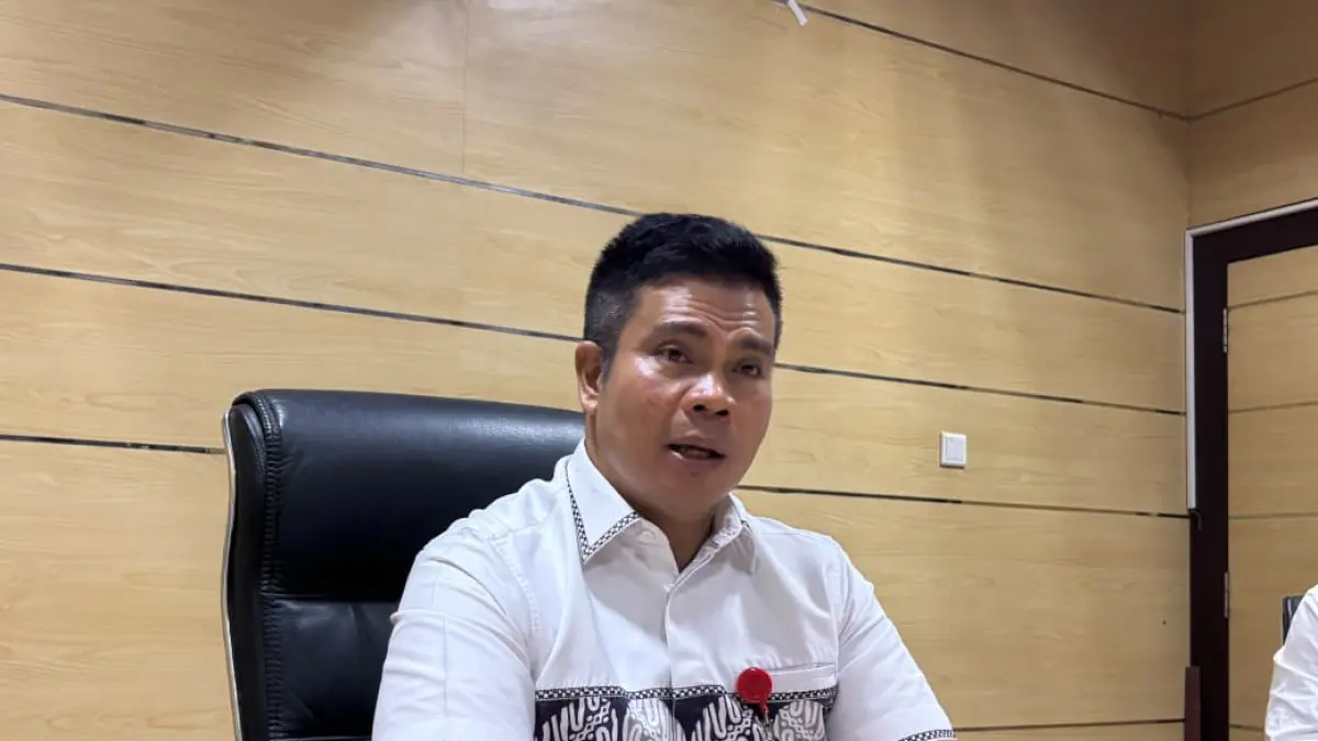 Kepala Dinas Energi dan Sumber Daya Mineral (ESDM) Kaltim Bambang Arwanto, saat memberikan keterangan kepada awak media. (FOTO/EKO PRALISTIO)