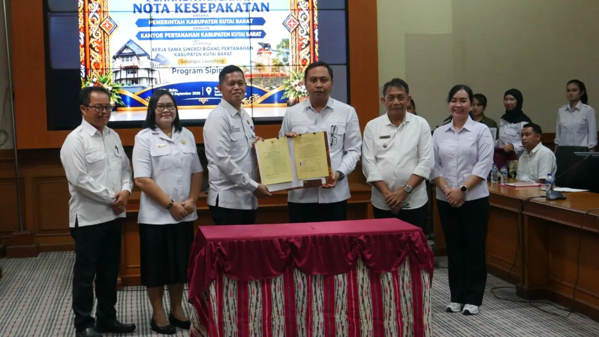 KERJA SAMA: Penandatangan MoU antara Pemkab Kubar dengan Kantor Pertanahan terkait layanan digital SIPINTER PBB-P2. (IST)