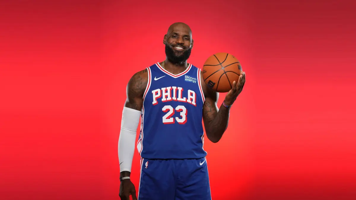 LeBron James dengan jersey Sixers saat sesi NBA Media Day. (JESSE GARRABRANT/AFP)