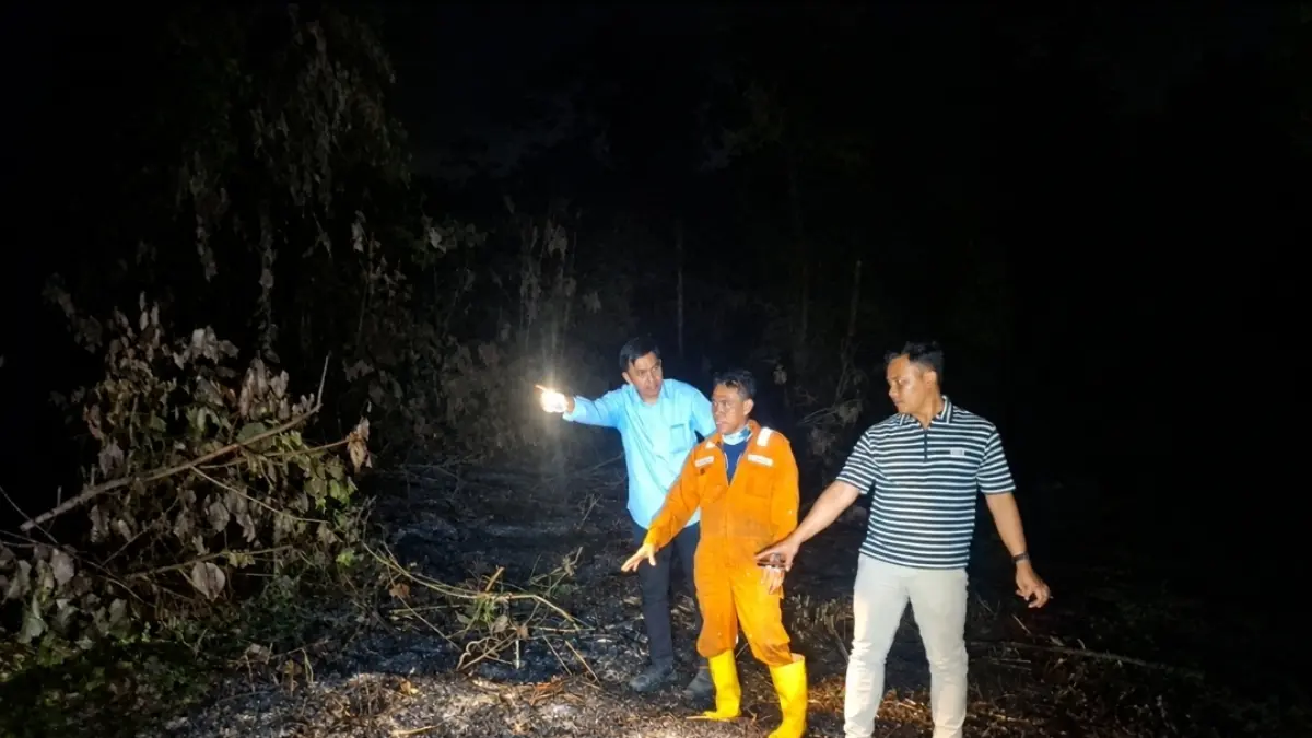 OLAH TKP: Terduga pelaku pembakaran lahan (tengah) menunjukkan lokasi miliknya yang sengaja dibakar.