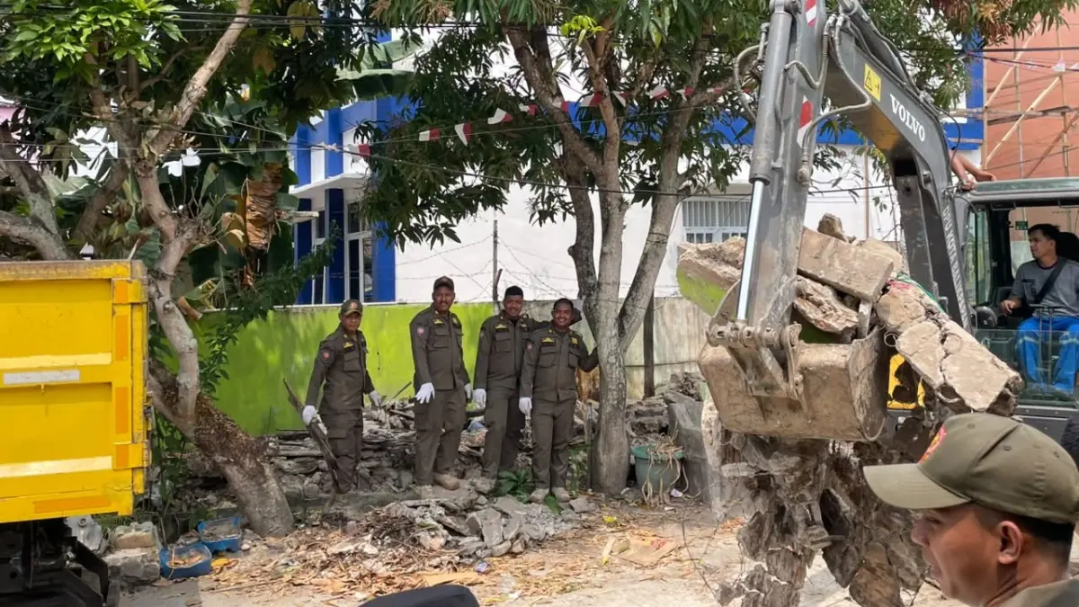 Personel Satpol PP Balikpapan menertibkan bangunan liar di atas parit Telaga Sari, Rabu (30/9). (FOTO TAUFIK/KP)