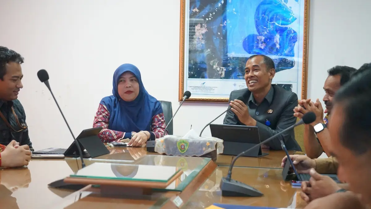 RAPAT EVALUASI: Asisten Bidang Perekonomian dan Pembangunan Setda PPU Hadi Saputro memimpin rapat evaluasi exit meeting yang digelar di Ruang Rapat Sekretaris Daerah Kabupaten PPU, Senin (28/9).