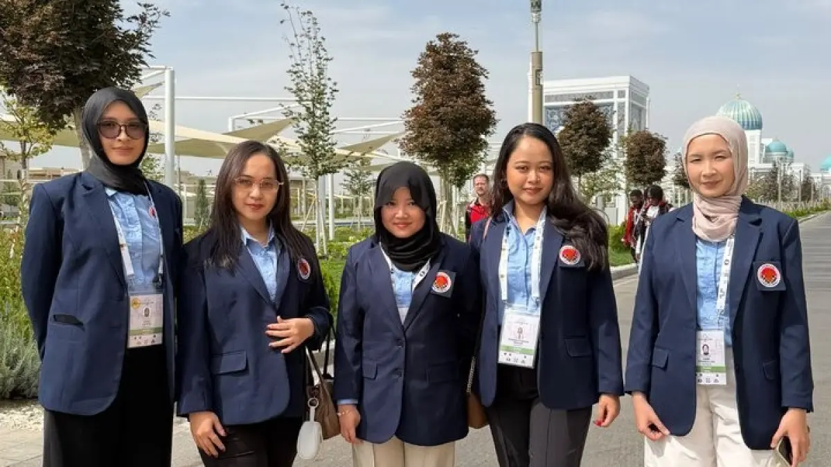 Tim catur putri Indonesia yang diperkuat Laysa Latifah (kiri) finis di peringkat ke-19 Olimpiade Catur 2026 di Samarkand. (CHESS.COM)