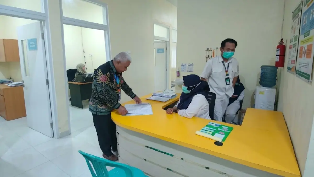 URUS BIAYA PERAWATAN: Kepala Subbagian Hukum, Pemasaran, dan Humas RSUD RAPB PPU, Nurdin (kiri) saat membantu mengurus administrasi perawatan Hasbullah yang tubuhnya terbakar 80 persen, yang sebelumnya bersikeras pulang paksa akibat tidak punya biaya perawatan.(IST)