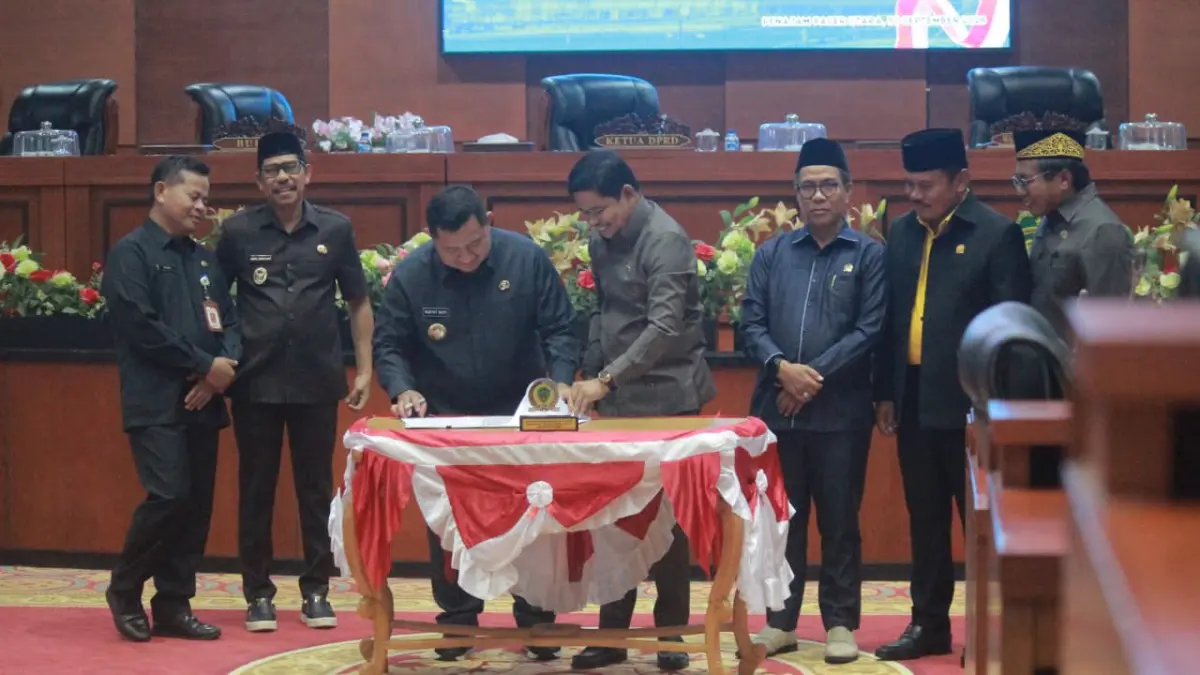 Bupati PPU Mudyat Noor bersama Ketua DPRD PPU Raup Muin menandatangani kesepakatan Raperda Perubahan APBD 2026. (AHMAD MAKI/KALTIM POST)