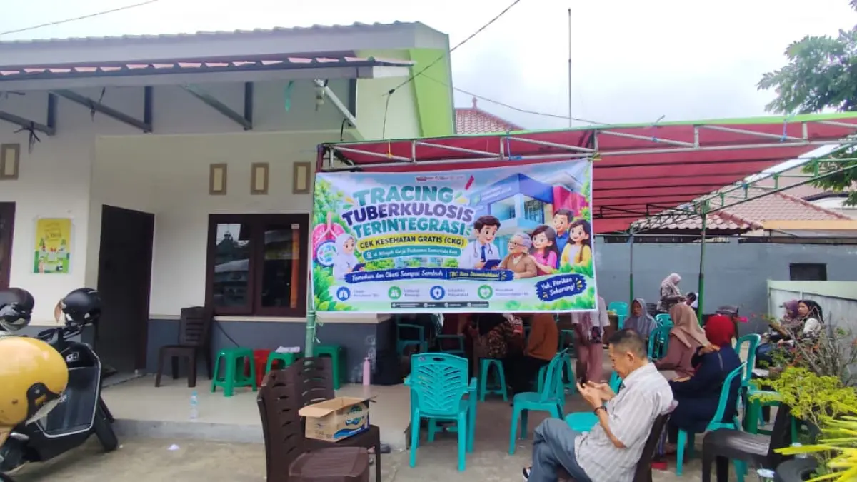 JEMPUT BOLA: Tim Progam Tracing TB dari Puskemas Samarinda Kota menggelar tracing TB di Jalan Milono Kecamatan Samarinda Ulu, Kamis (1/10).