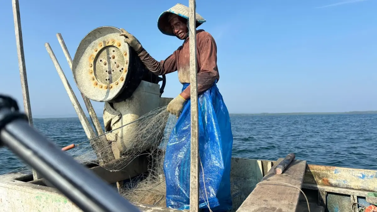 Nelayan penjaring kepiting rajungan di perairan Balikukup.