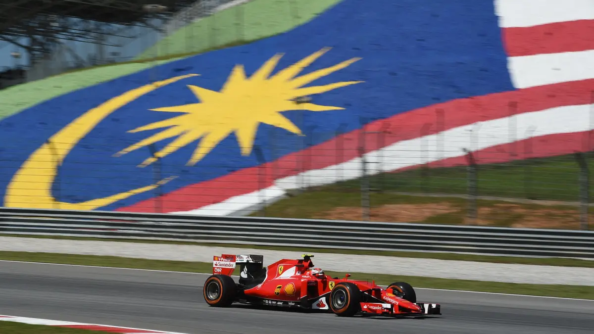 Ferrari yang dikemudikan Kimi Raikkonen menjalani sesi latihan pertama GP Malaysia di Sirkuit Sepang pada 2015. (GREG BAKER/AFP)