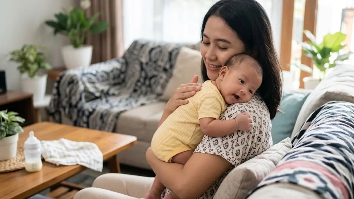 Ilustrasi bayi cegukan usai menyusu. Sang ibu tidak perlu panik.(generate ai)