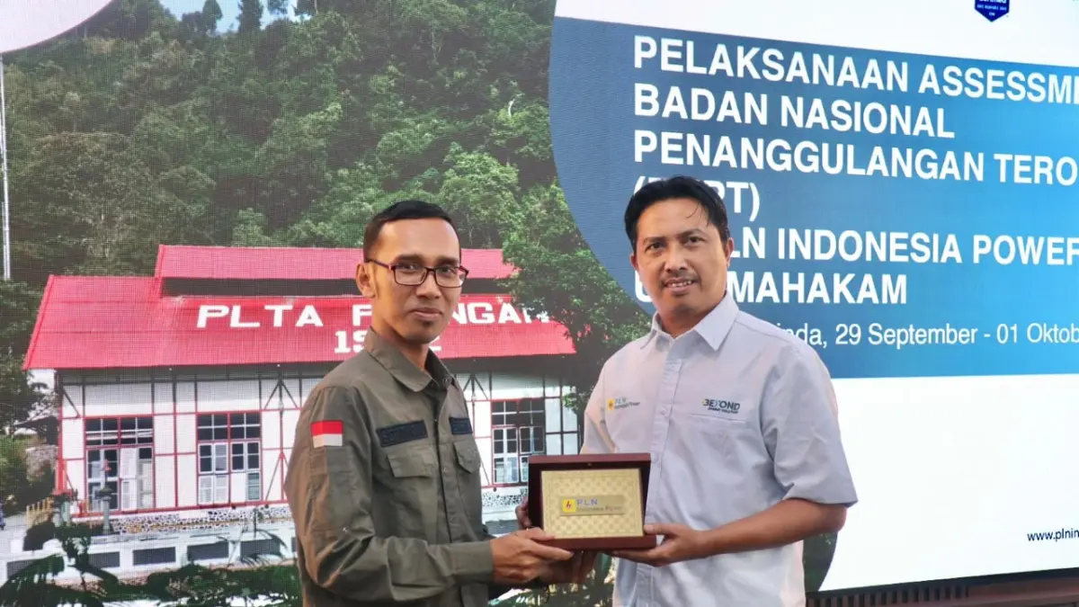 Manager UBP Mahakam, Syafi’i (kanan), menyerahkan cenderamata kepada perwakilan BNPT.