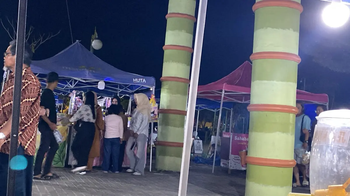 Aktivitas UMKM di Taman Alun-Alun PPU.