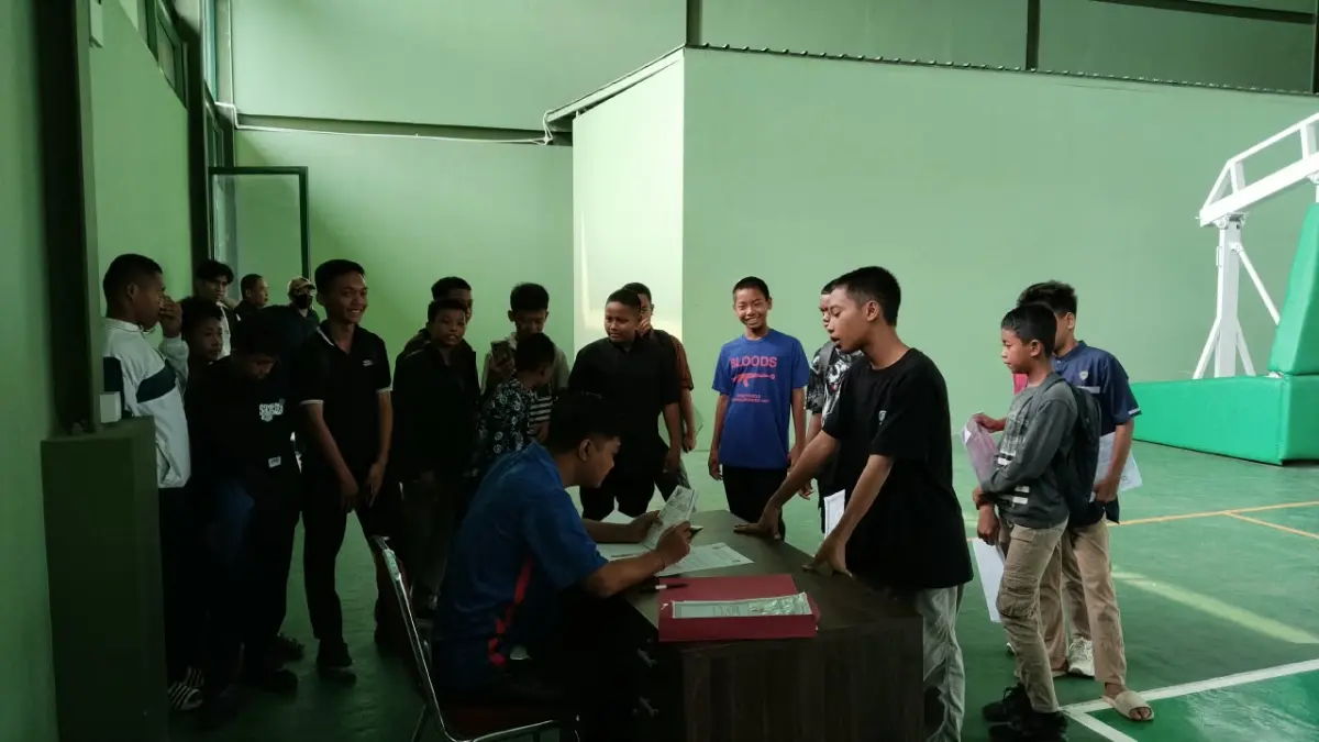 Panitia Dandim Cup Kukar melakukan screening ketat terhadap data peserta untuk memastikan sportivitas turnamen. (DONI ADITYA/KALTIM POST)