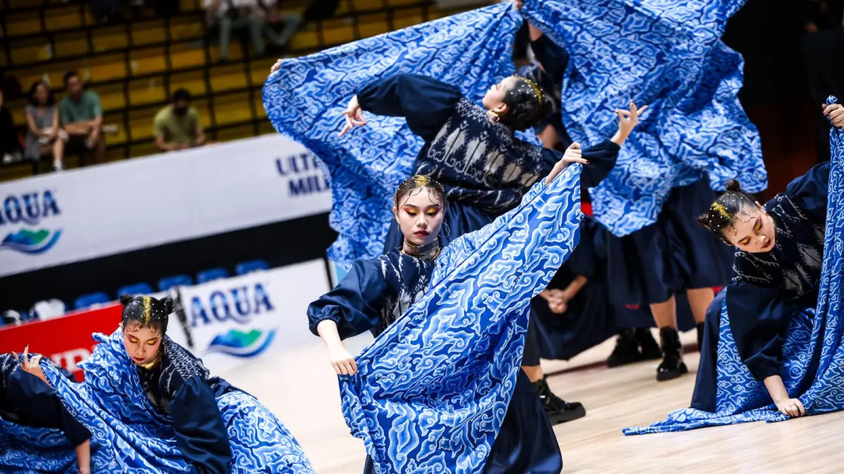 Tim dance SMA BPK Penabur Singgasana tampil dengan mengusung kreativitas dan kekayaan budaya Indonesia. (DBL INDONESIA)